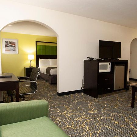 Americinn And Suites By Wyndham Delafield-Waukesha-Milwaukee Exterior foto