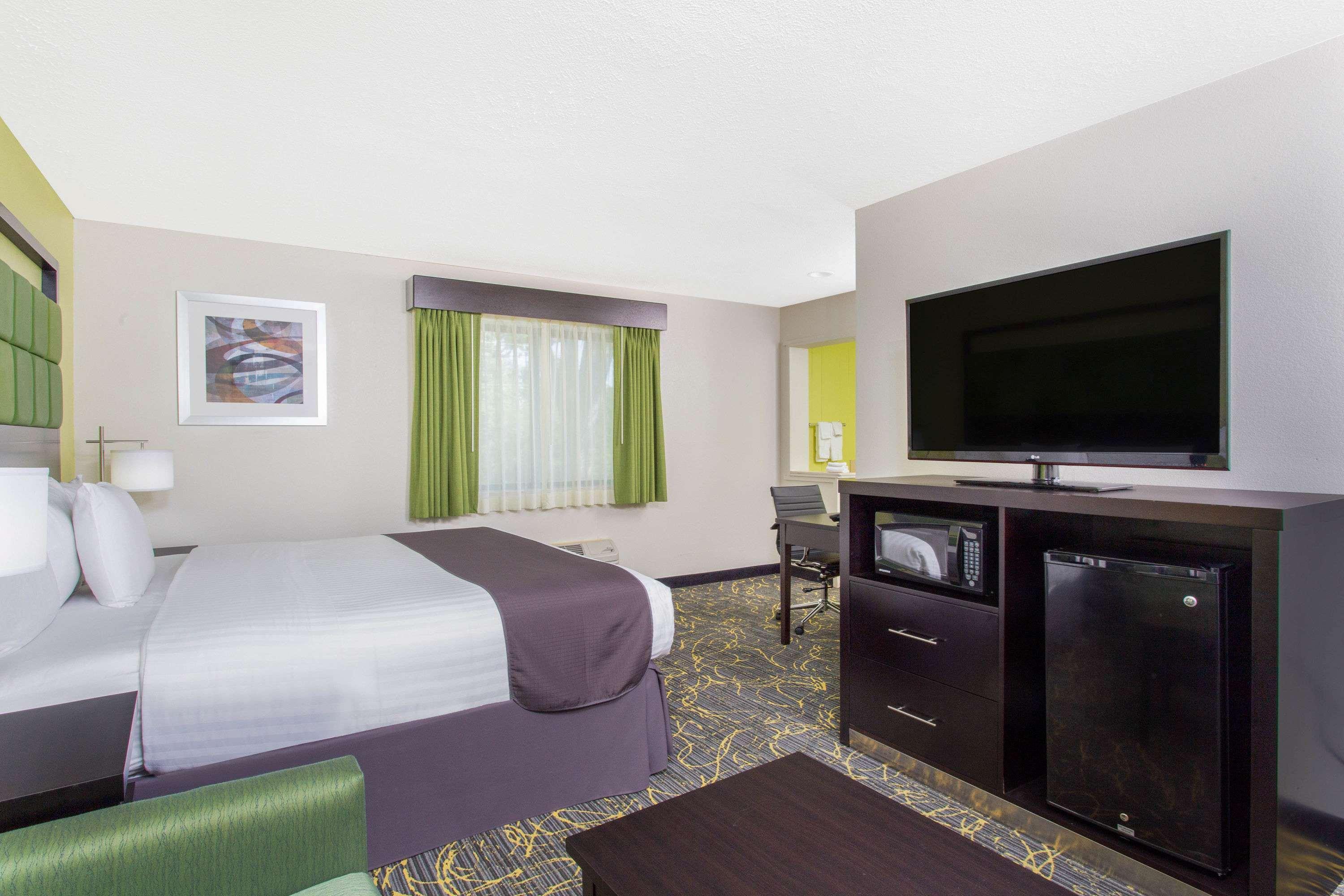 Americinn And Suites By Wyndham Delafield-Waukesha-Milwaukee Exterior foto