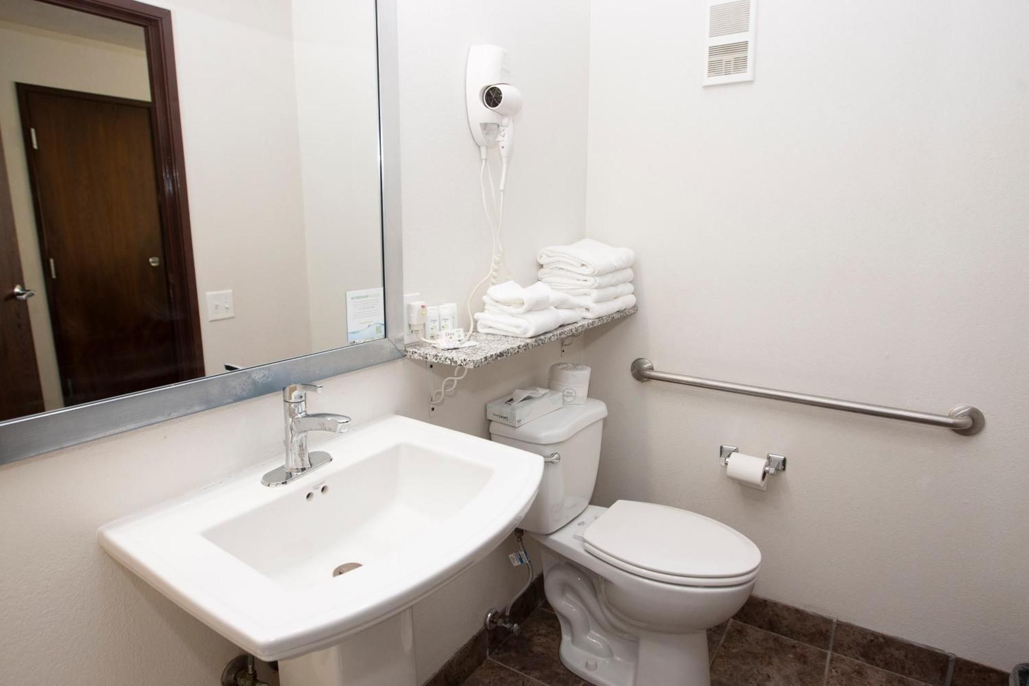 Americinn And Suites By Wyndham Delafield-Waukesha-Milwaukee Zimmer foto