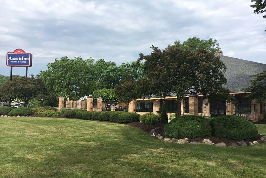 Americinn And Suites By Wyndham Delafield-Waukesha-Milwaukee Exterior foto