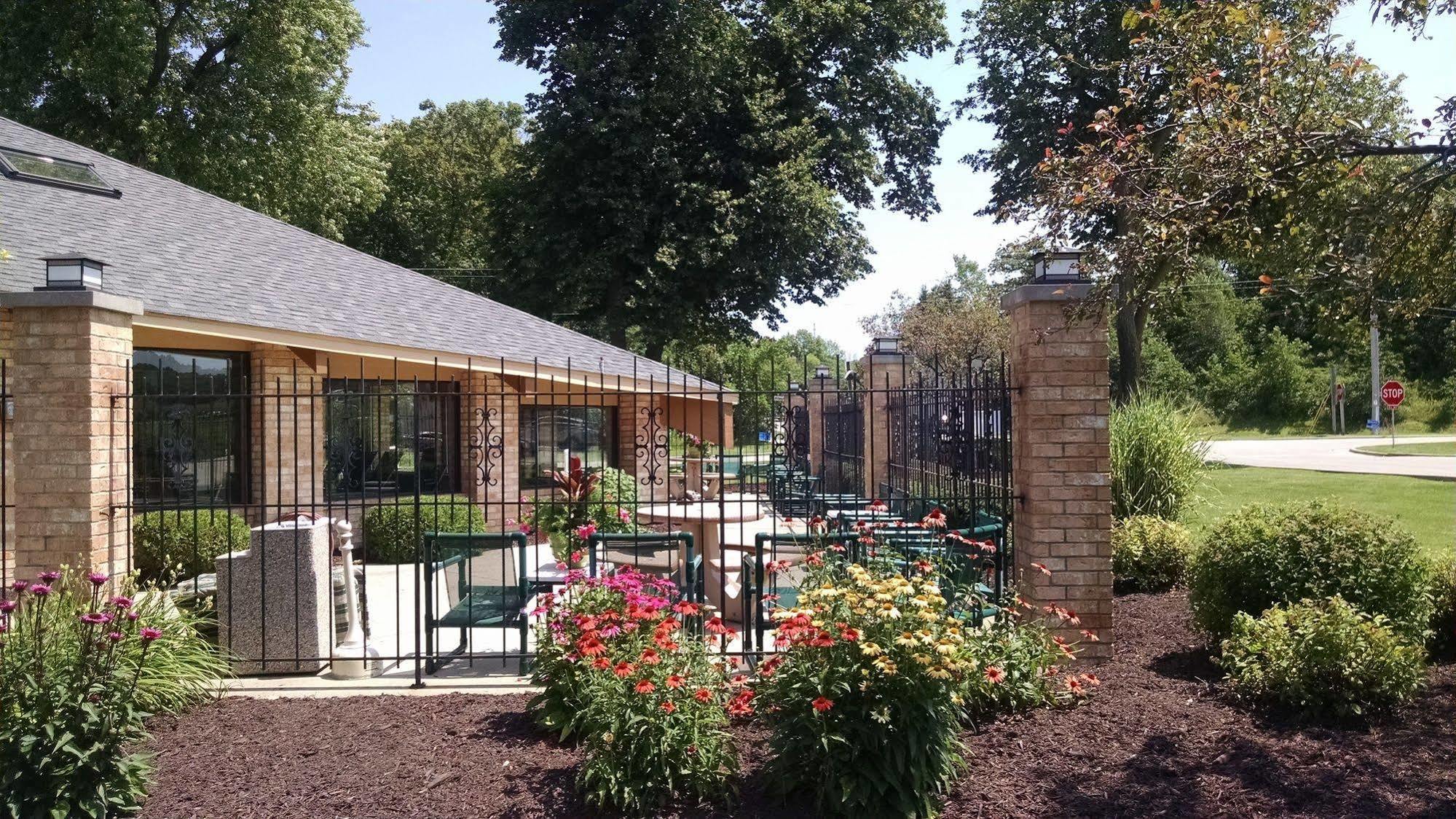 Americinn And Suites By Wyndham Delafield-Waukesha-Milwaukee Exterior foto