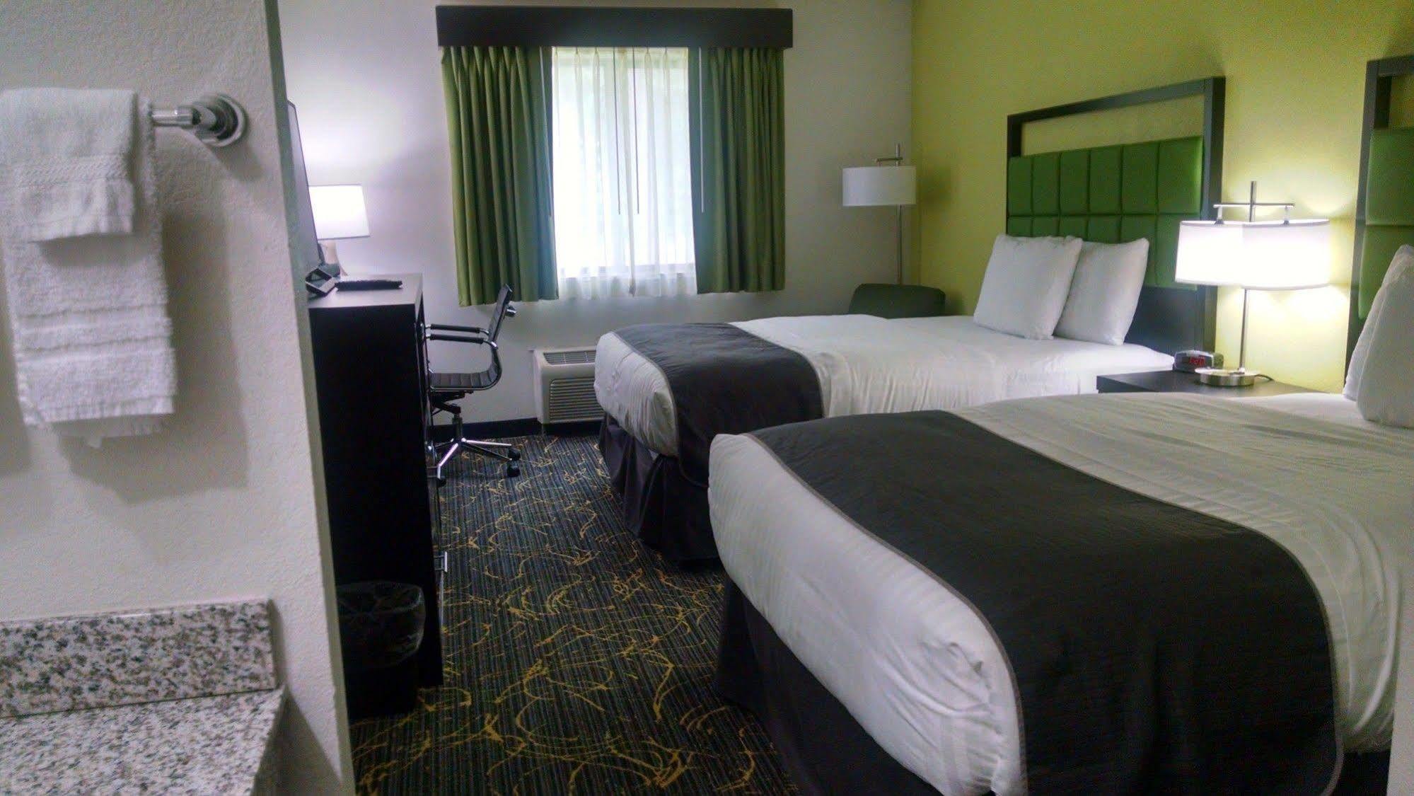 Americinn And Suites By Wyndham Delafield-Waukesha-Milwaukee Exterior foto